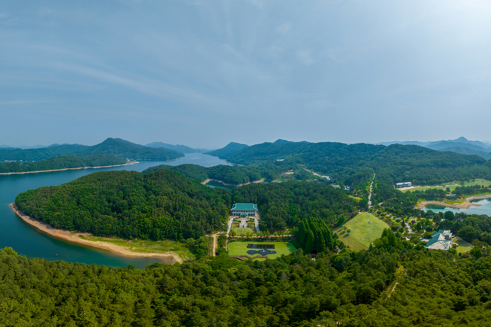 청남대 대청호 코스 — 울창한 나무 그늘